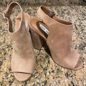 Steve Madden (Callvin) peep toed heels in Camel